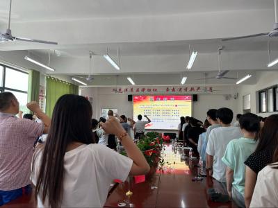 通城县麦市中学召开新学期师德师风学习会暨全体教师会