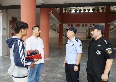 咸宁通城好少年拾金不昧 民警进校园点名表扬  
