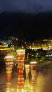 来古瑶村打卡夜景！星光揉进灯火里，晚风带着千年歌调等你听～