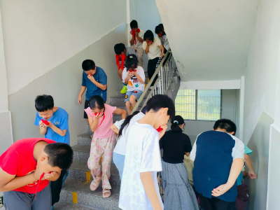 通城县四庄乡中心完小：开展消防逃生演练，筑牢校园安全防线