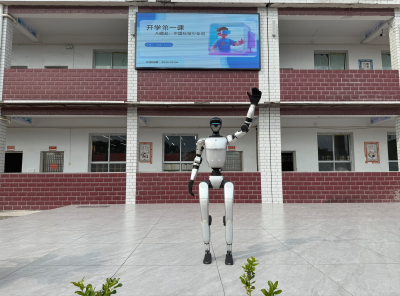 【大思政课】通城县塘湖中学“开学第一课”机器人老师进校园 科技力量启新程