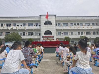 通城县塘湖镇荻田完小开展新学期法治教育讲座