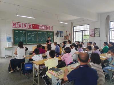 通城县大坪乡长垅完小召开以“安全·习惯·合力”为主题的家长会
