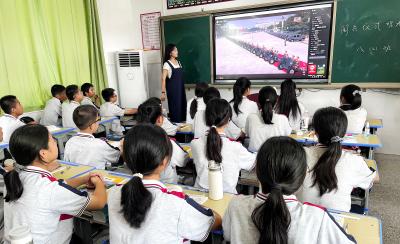 【大思政课】通城县大坪乡杨部中学组织全校师生集中观看九三阅兵仪式