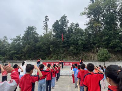 通城县马港镇潭下小学举行“双节”同庆活动
