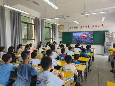 通城县沙堆镇天灯岭完小组织全体师生观看九三阅兵直播
