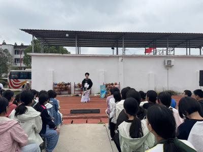 通城县大坪乡双龙中学：一曲《教子》润童心 青春课堂悟时光