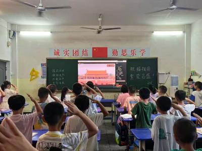 通城县沙堆中心完小：观看抗战胜利80周年阅兵，厚植师生爱国情怀