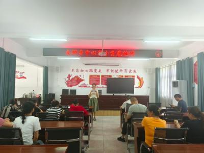 通城县大坪乡中心完小：青蓝结对传薪火 师徒携手共成长