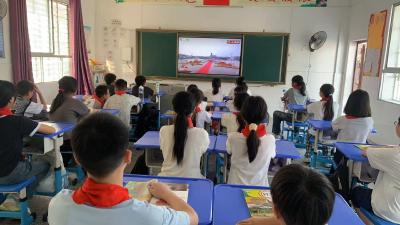 通城县四庄乡大源完小组织全校师生观看阅兵直播