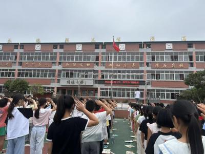 通城县麦市镇陈塅完小举行“铭记九一八 砥砺爱国情”主题升旗仪式暨爱国主义教育活动