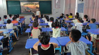 【大思政课】通城县石南镇中心小学：观阅兵 唱赞歌 爱国种子心中播