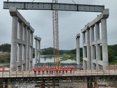中建二局通修高速公路第二标段项目隽水河特大桥钢混组合梁成功吊装