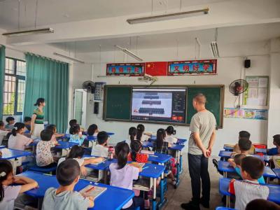 通城县大坪中心完小组织全体师生观看九三阅兵直播