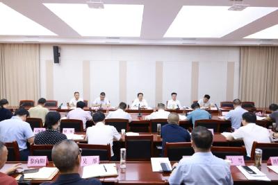 黄建平主持召开县委理论学习中心组集中学习会