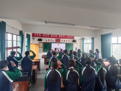 通城县沙堆中学举行新团员入团仪式