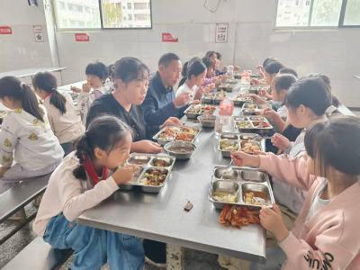 通城县沙堆镇中心完小：家校共护“舌尖安全” 筑牢校园食安防线