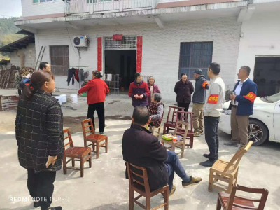 通城县四庄乡上坪村：屋场会里话防火 干群齐心护绿林