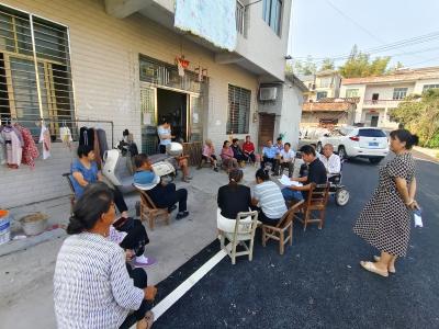 通城县石南镇：屋场会上传政策 干群同心促落实