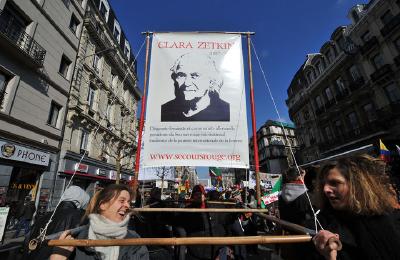 新华社政论｜携手为人类命运共同体撑起辽远发展天空——写在全球妇女峰会即将在北京举行之际