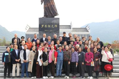 通城县隽水小学：桑榆沐秋风 初心映征程