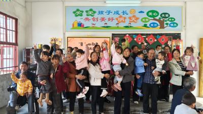 通城县沙堆镇大柱完小幼儿园：童心敬老 爱满重阳