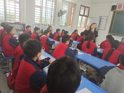 通城县麦市镇陈塅完小开展六年级心理辅导课活动
