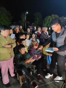 通城县塘湖镇荻田村：借重阳“村晚”送政策 多措并举润民心