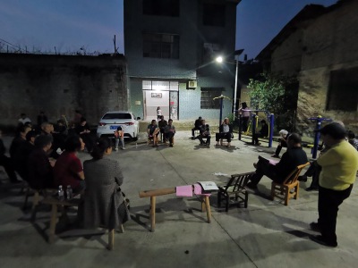 通城县四庄乡：干部走村入户 把“两费”政策讲进群众心里