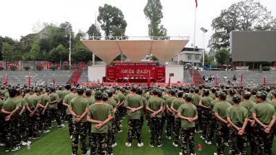 视频-通城一中2025级新生军训圆满闭营 