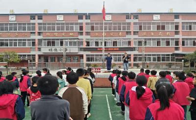 通城县麦市镇陈塅完小：开展消防演练 筑牢校园安全防线