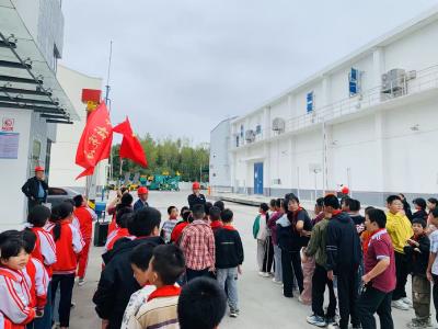 通城县沙堆镇大柱完小开展参观粮库实践活动