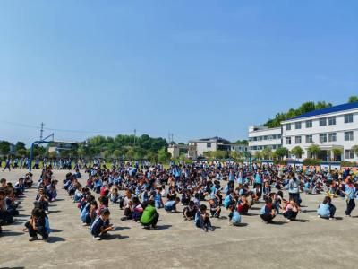 通城县沙堆镇中心完小：开展消防演练 筑牢校园防火墙