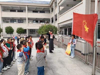 队旗飘飘红领巾耀 通城县大坪中心完小少先队员“入队啦”！