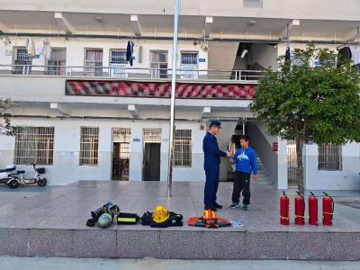 通城县五里镇五里中学：消防知识进校园 实战演练筑防线