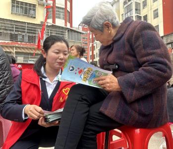 通城县隽水镇旭红社区：爱满重阳节，情暖老人心