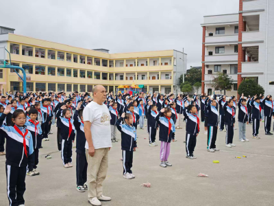 通城县四庄乡中心完小举行2025年新队员入队仪式