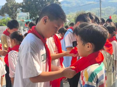 通城县马港镇潭下小学举行2025年少年先锋队入队仪式