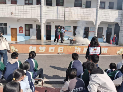 通城县沙堆中学：开展消防安全演练，筑牢校园安全“防火墙”