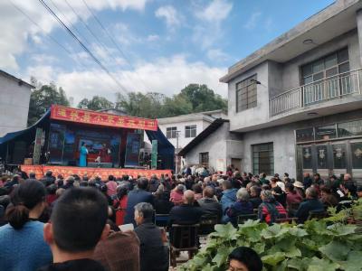 通城县石南镇杨山村：情暖重阳 戏曲贺安康