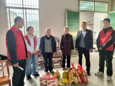 通城县麦市镇九房村为43名高龄老人送上重阳温暖