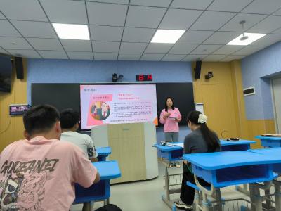 通城县麦市中心完小举办教师读书分享会