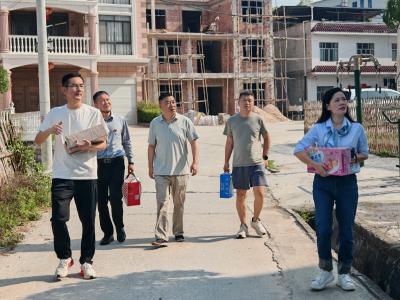 通城县石南镇驻村工作队联合商会开展困难儿童关爱活动