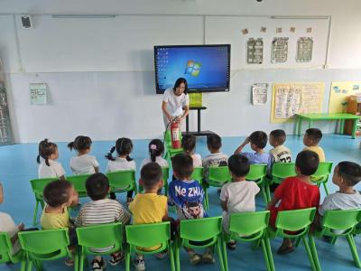 通城县关刀镇中心幼儿园开展消防安全应急疏散演练活动