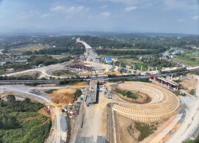 施工不停歇！通修高速项目奋战抢工期