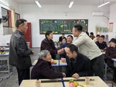 通城县关刀镇中心小学：情系重阳敬恩师，共话教育续新篇