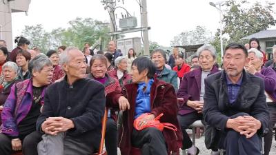 视频-通城县塘湖镇：送戏下乡暖人心 敬老爱老传真情
