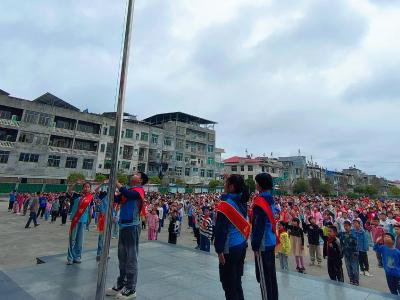 通城县沙堆中心完小：表彰先进树榜样 砥砺奋进再扬帆