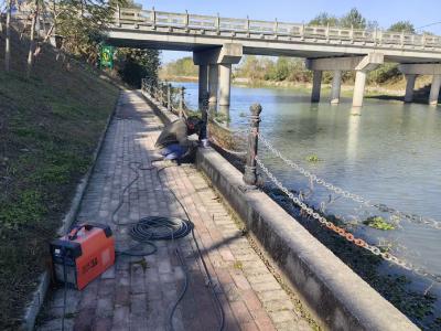 通城县沙堆镇九井社区：修缮河堤扶栏 筑牢民生安全防线