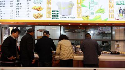 通城县秀水社区：幸福食堂暖民心 便捷餐食惠民生